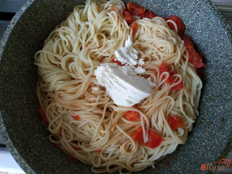 Фото приготовление рецепта: Спагетти с томатом и маскарпоне шаг №5