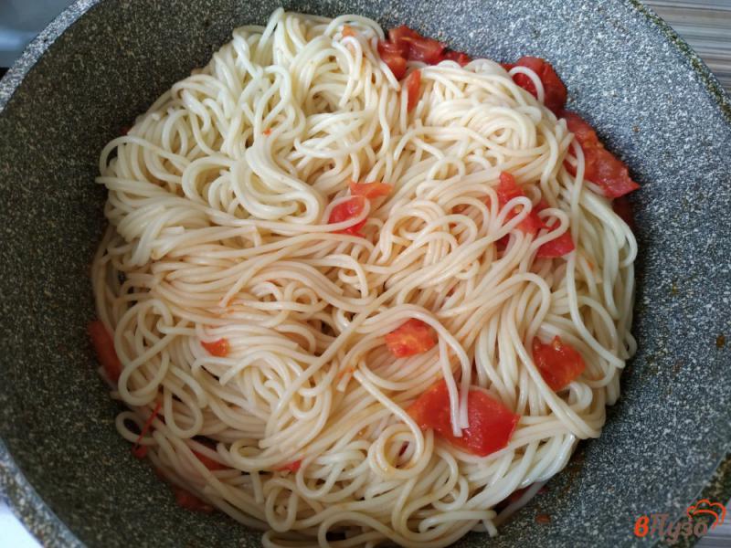 Фото приготовление рецепта: Спагетти с томатом и маскарпоне шаг №4
