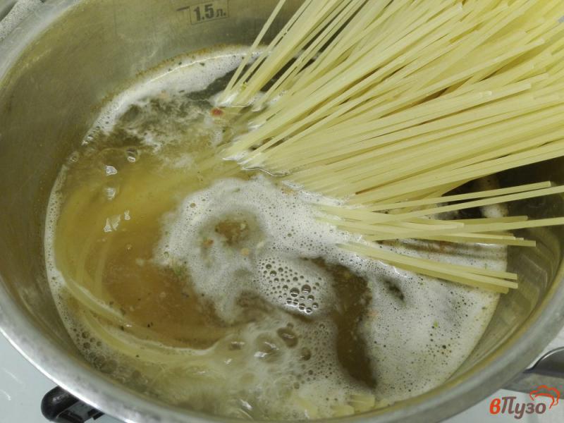 Фото приготовление рецепта: Спагетти с колбасой и сыром шаг №1