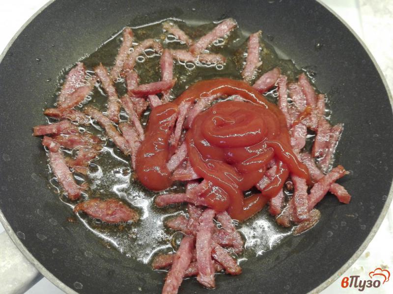 Фото приготовление рецепта: Спагетти с колбасой и сыром шаг №3
