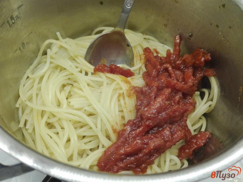 Фото приготовление рецепта: Спагетти с колбасой и сыром шаг №5