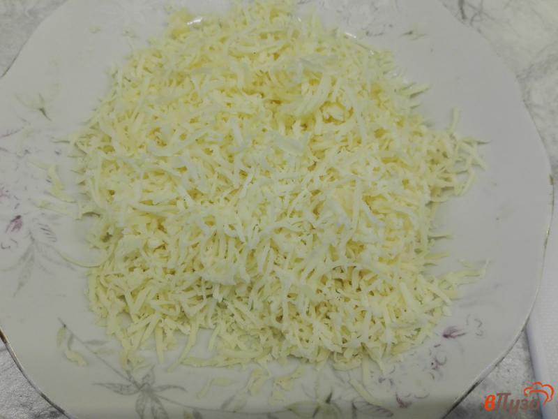 Фото приготовление рецепта: Спагетти с колбасой и сыром шаг №4