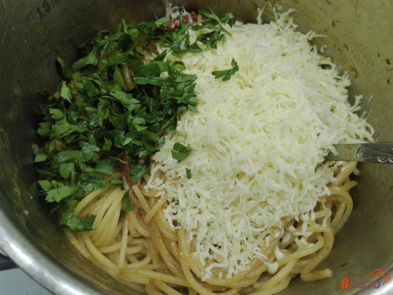 Фото приготовление рецепта: Спагетти с колбасой и сыром шаг №6