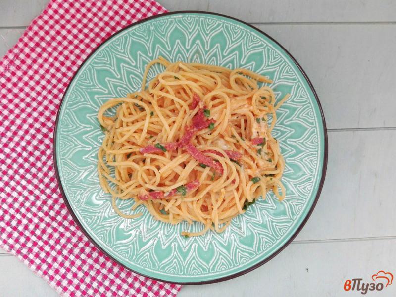Фото приготовление рецепта: Спагетти с колбасой и сыром шаг №7