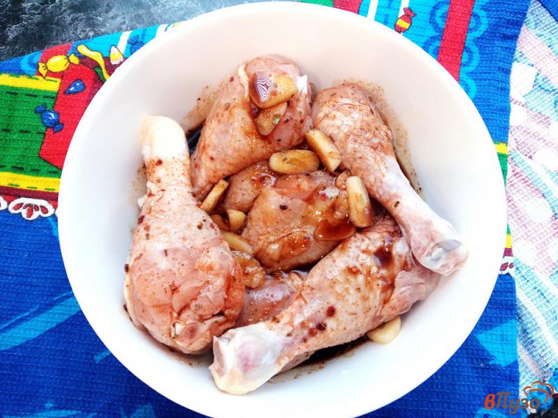 Фото приготовление рецепта: Куриные голени с медом чесноком и соевым соусом шаг №4