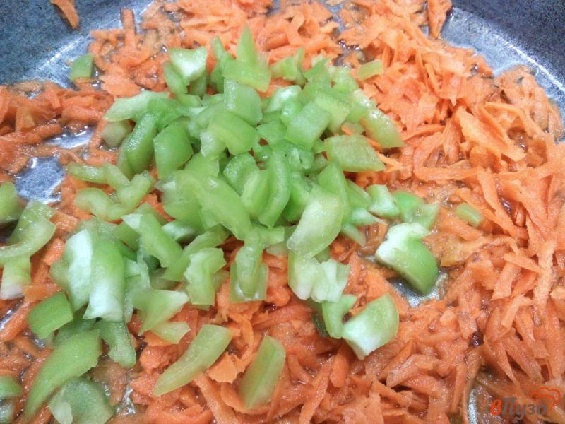 Фото приготовление рецепта: Овощная подлива с сосисками и зеленым луком шаг №2