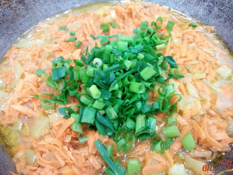 Фото приготовление рецепта: Овощная подлива с сосисками и зеленым луком шаг №3