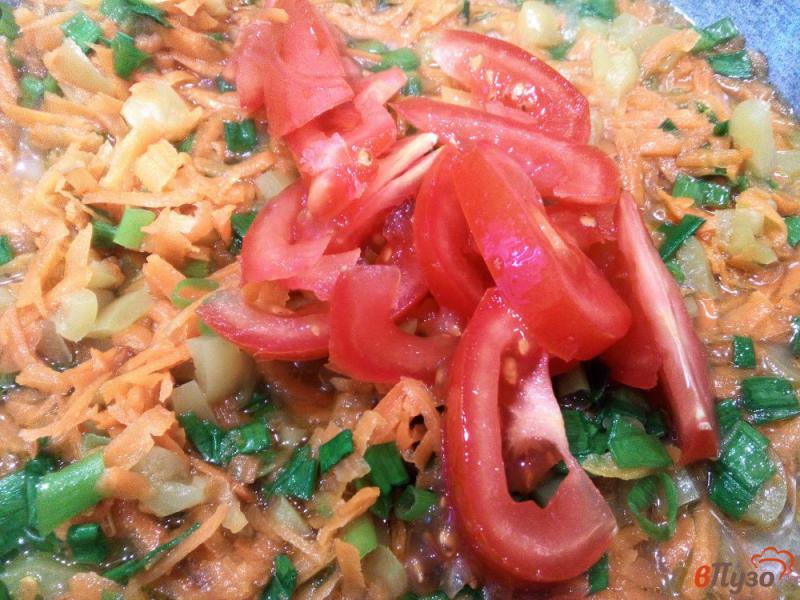 Фото приготовление рецепта: Овощная подлива с сосисками и зеленым луком шаг №4