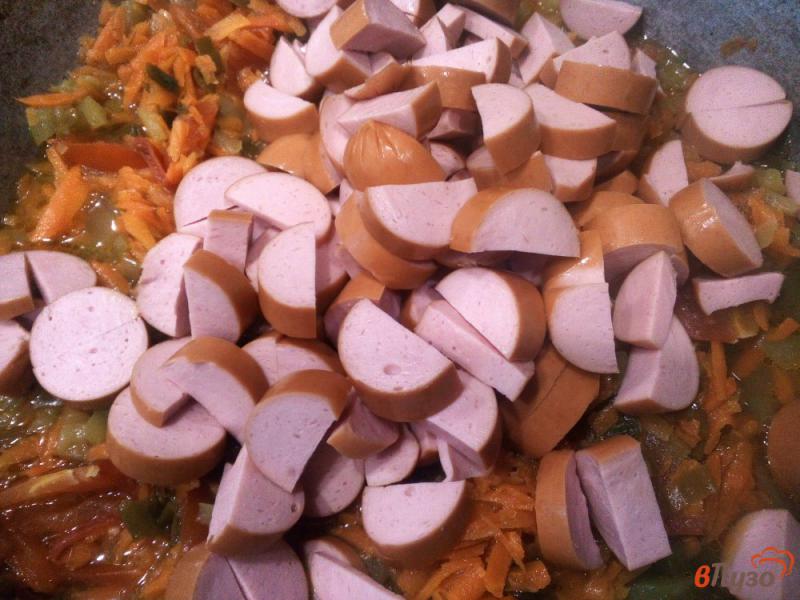 Фото приготовление рецепта: Овощная подлива с сосисками и зеленым луком шаг №5