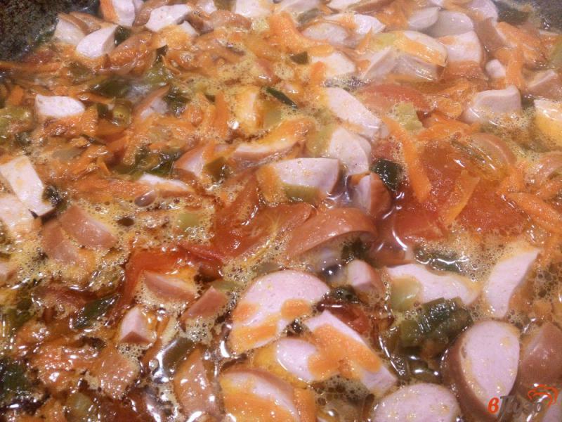 Фото приготовление рецепта: Овощная подлива с сосисками и зеленым луком шаг №6