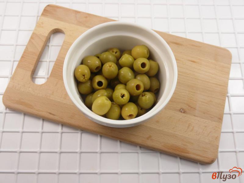 Фото приготовление рецепта: Салат из помидоров с адыгейским сыром и оливками шаг №2