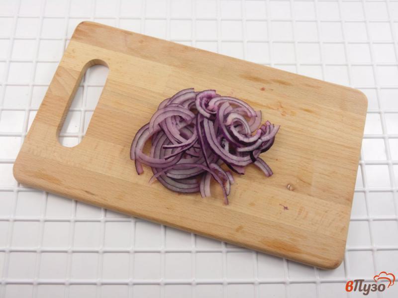 Фото приготовление рецепта: Салат из помидоров с адыгейским сыром и оливками шаг №3