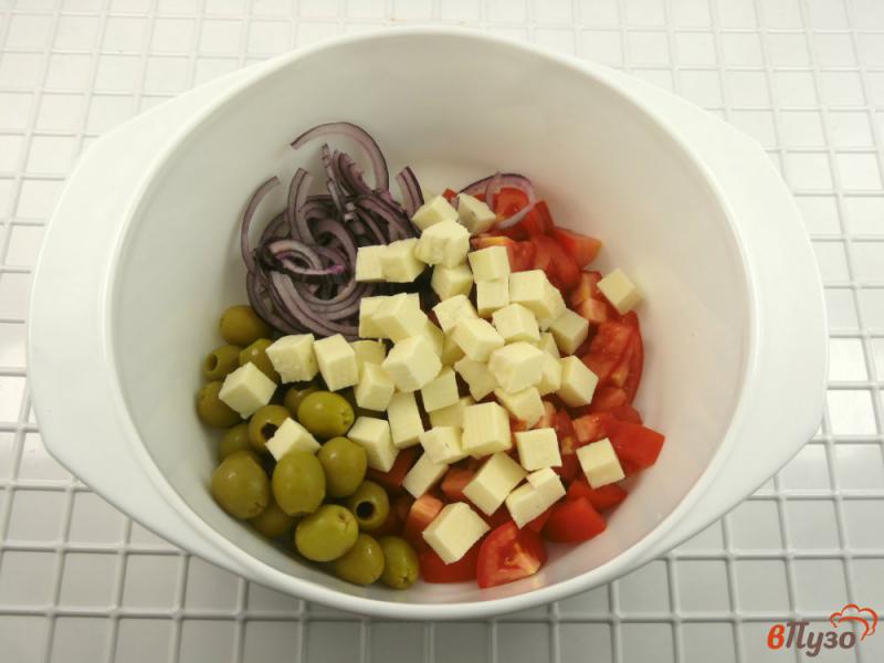 Фото приготовление рецепта: Салат из помидоров с адыгейским сыром и оливками шаг №5