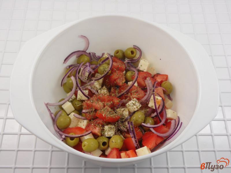 Фото приготовление рецепта: Салат из помидоров с адыгейским сыром и оливками шаг №6