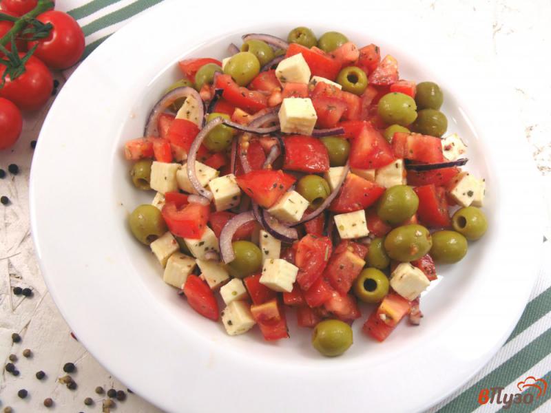 Фото приготовление рецепта: Салат из помидоров с адыгейским сыром и оливками шаг №8