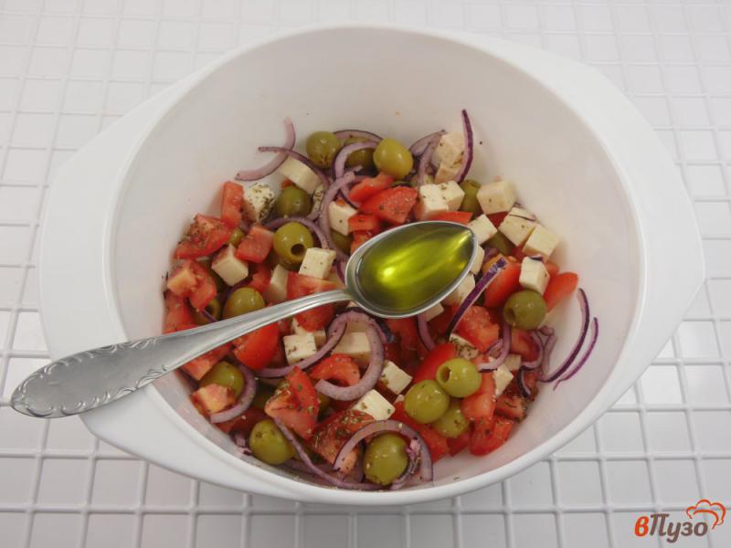 Фото приготовление рецепта: Салат из помидоров с адыгейским сыром и оливками шаг №7