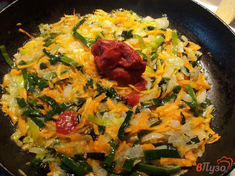 Фото приготовление рецепта: Томлёные щи из свежей капусты с колбасками барбекю шаг №6