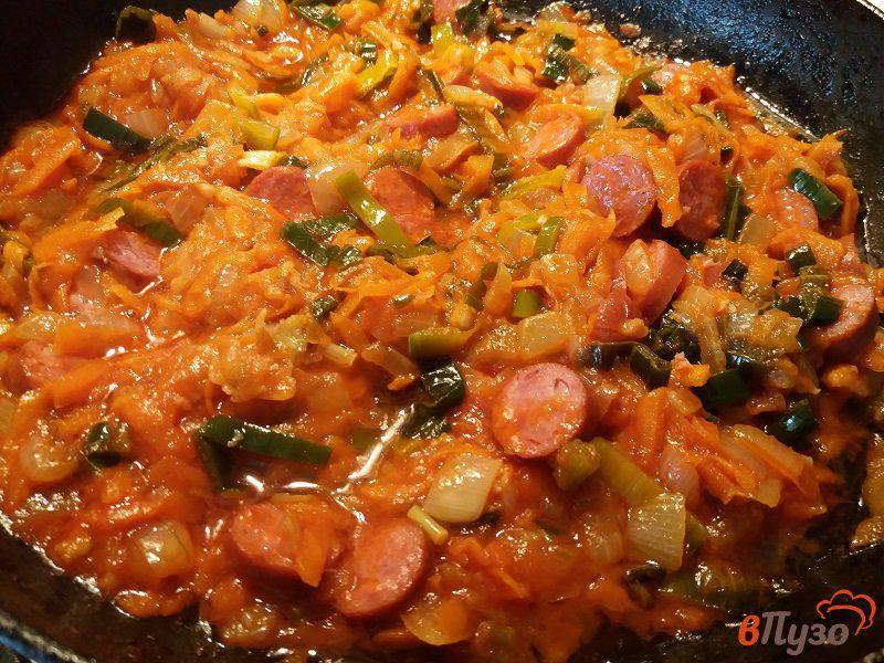 Фото приготовление рецепта: Томлёные щи из свежей капусты с колбасками барбекю шаг №12