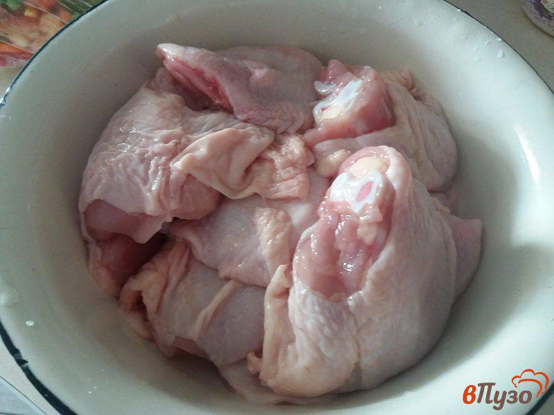 Фото приготовление рецепта: Запеченные куриные бёдрышки с картофелем шаг №1