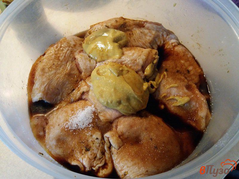 Фото приготовление рецепта: Запеченные куриные бёдрышки с картофелем шаг №2