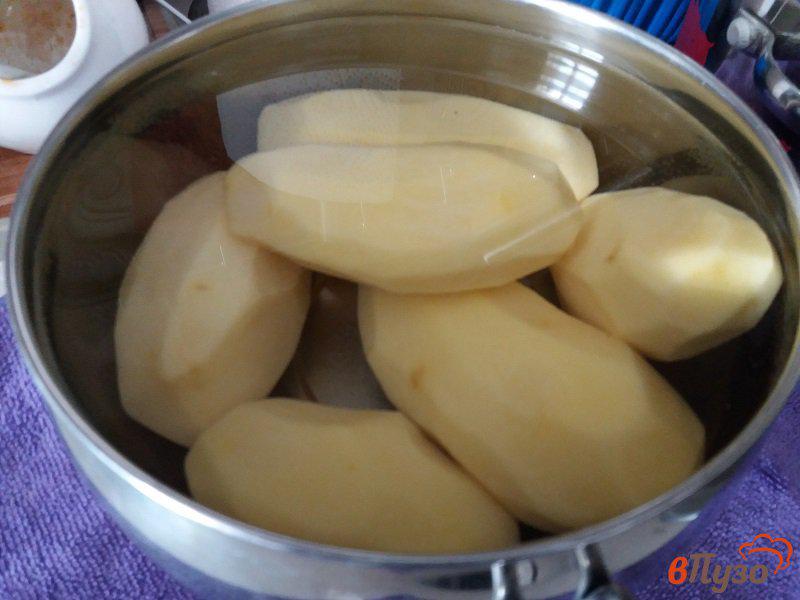 Фото приготовление рецепта: Запеченные куриные бёдрышки с картофелем шаг №3