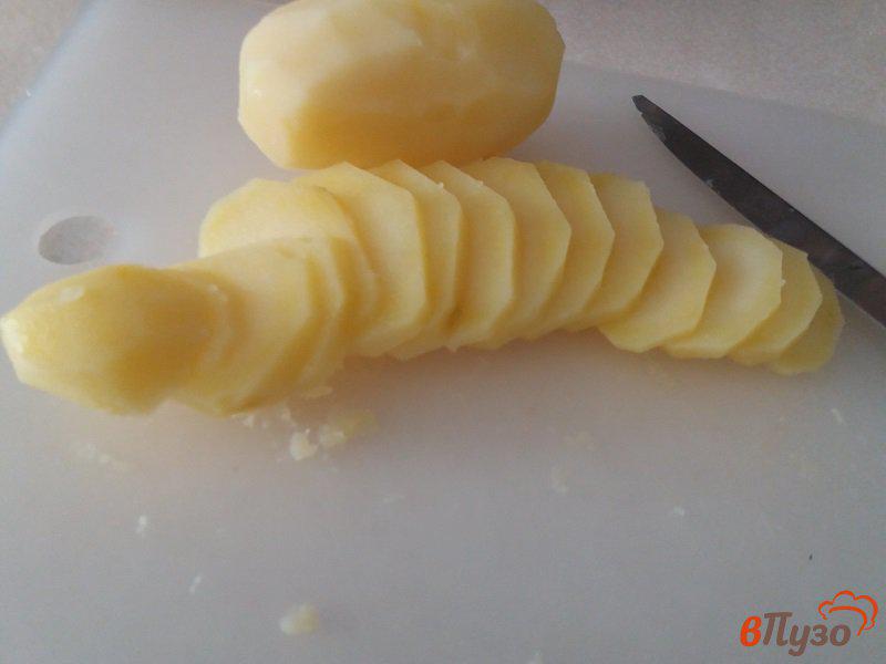 Фото приготовление рецепта: Запеченные куриные бёдрышки с картофелем шаг №4