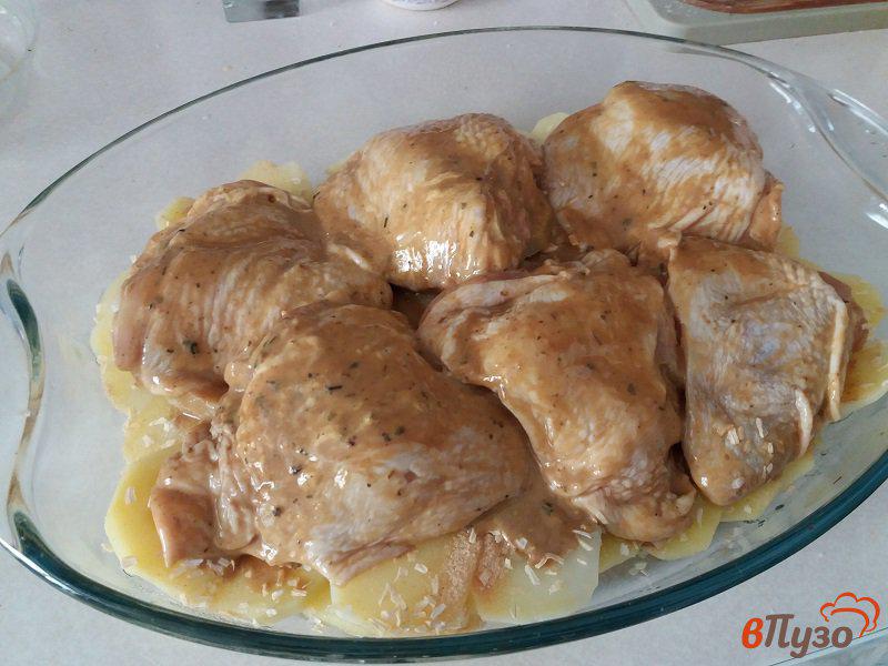 Фото приготовление рецепта: Запеченные куриные бёдрышки с картофелем шаг №7