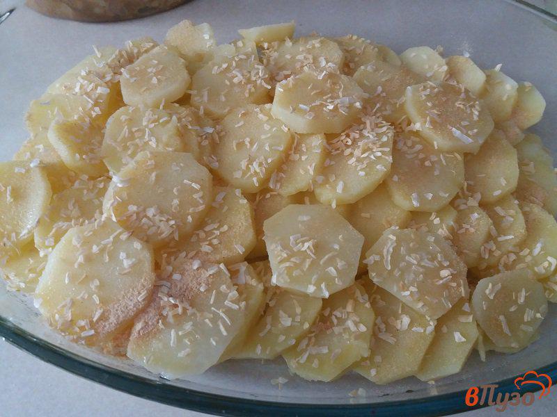 Фото приготовление рецепта: Запеченные куриные бёдрышки с картофелем шаг №6