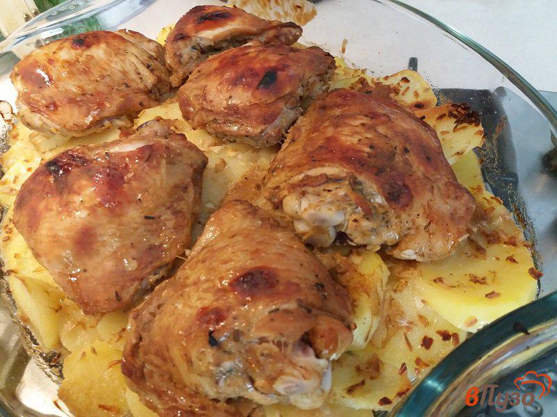 Фото приготовление рецепта: Запеченные куриные бёдрышки с картофелем шаг №9