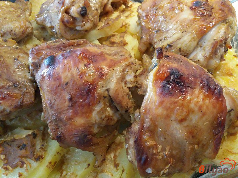 Фото приготовление рецепта: Запеченные куриные бёдрышки с картофелем шаг №10