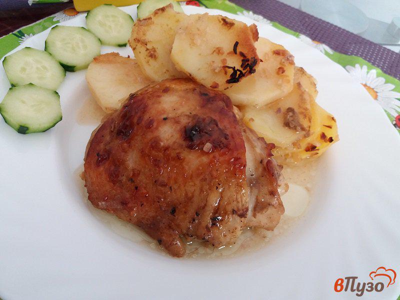 Фото приготовление рецепта: Запеченные куриные бёдрышки с картофелем шаг №11