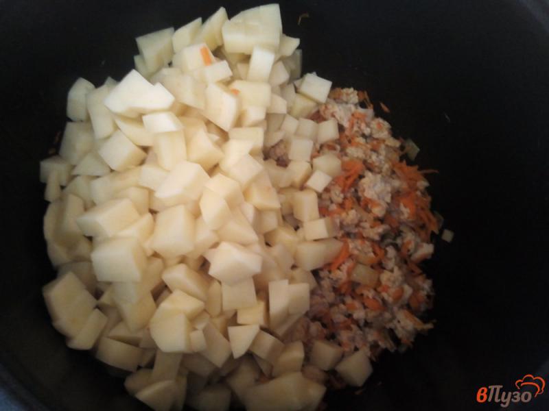 Фото приготовление рецепта: Картофель тушёный с фаршем в мультиварке-скороварке шаг №3