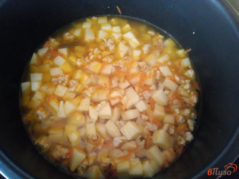 Фото приготовление рецепта: Картофель тушёный с фаршем в мультиварке-скороварке шаг №4