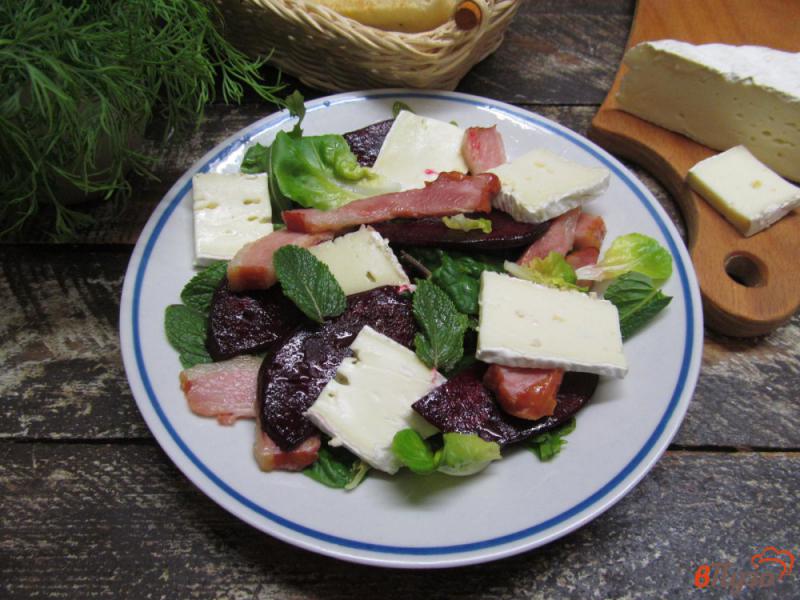 Фото приготовление рецепта: Салат из свеклы с сыром бри и беконом шаг №4