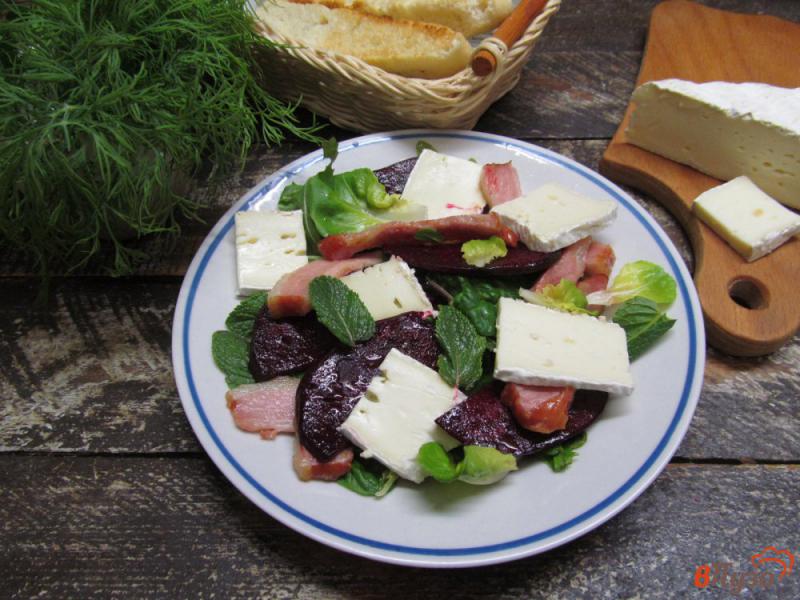 Фото приготовление рецепта: Салат из свеклы с сыром бри и беконом шаг №5