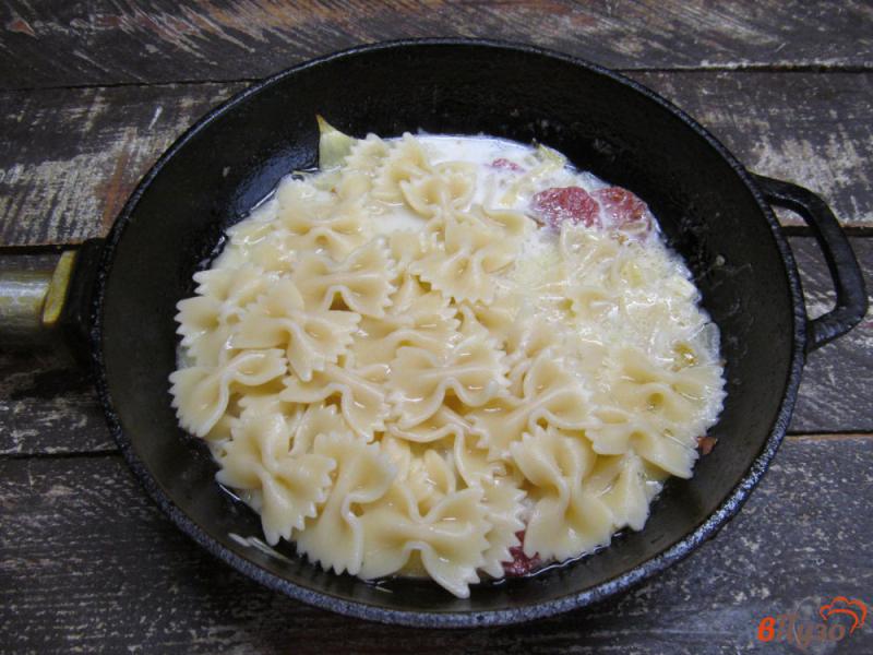 Фото приготовление рецепта: Паста с копченой колбасой и помидором шаг №3