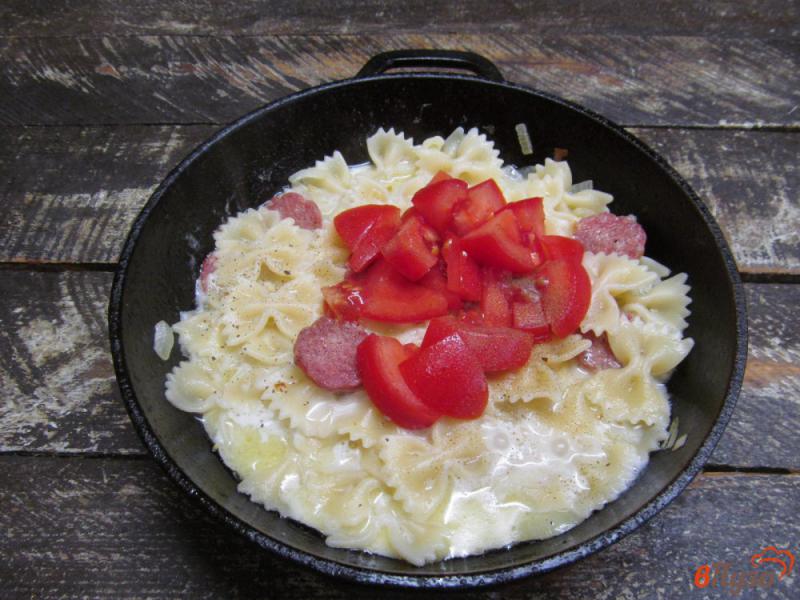 Фото приготовление рецепта: Паста с копченой колбасой и помидором шаг №4
