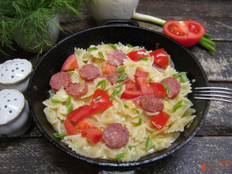 Фото приготовление рецепта: Паста с копченой колбасой и помидором шаг №5