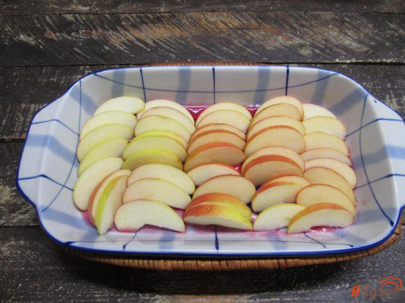 Фото приготовление рецепта: Тарт Татен с яблоком и вишневой карамелью шаг №5