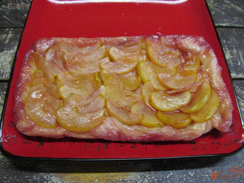 Фото приготовление рецепта: Тарт Татен с яблоком и вишневой карамелью шаг №9