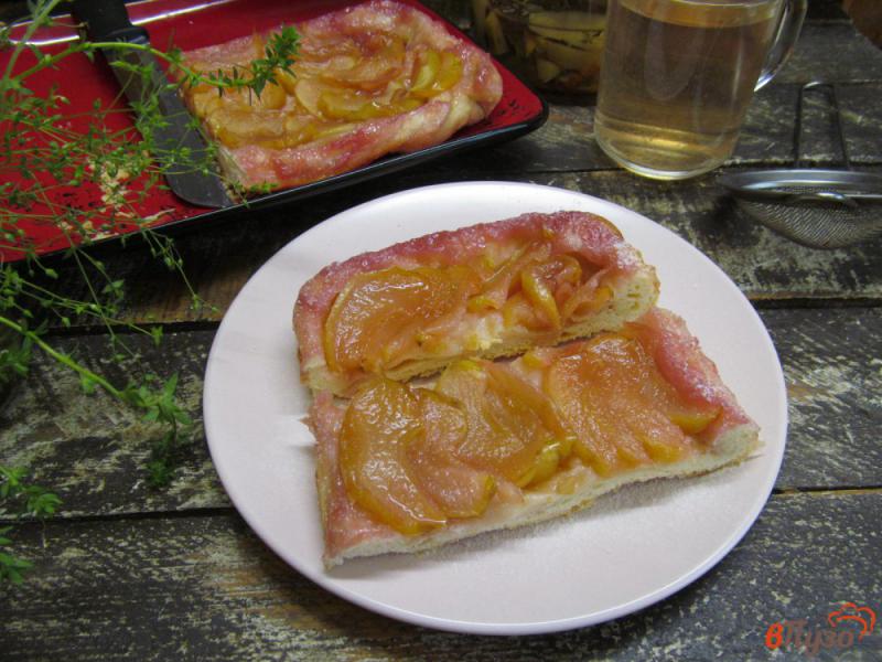 Фото приготовление рецепта: Тарт Татен с яблоком и вишневой карамелью шаг №10