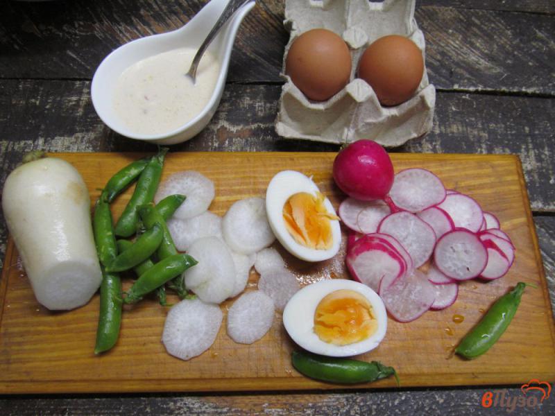Фото приготовление рецепта: Салат из весенней зелени и овощей шаг №6