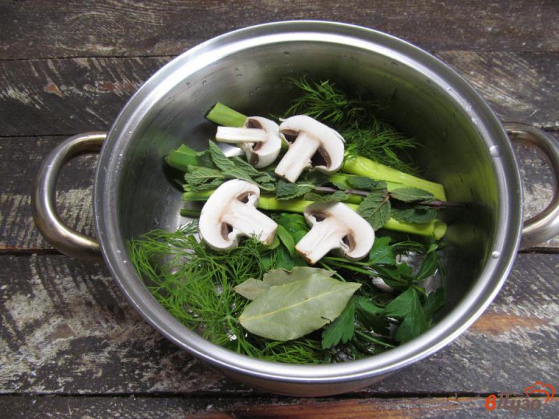 Фото приготовление рецепта: Овощной бульон с грибами шаг №2