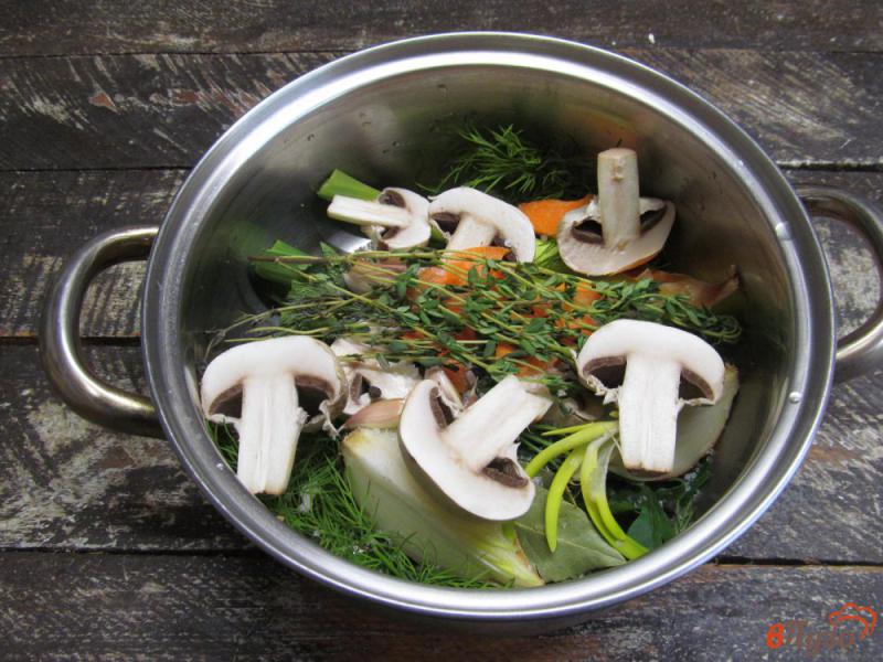 Фото приготовление рецепта: Овощной бульон с грибами шаг №4