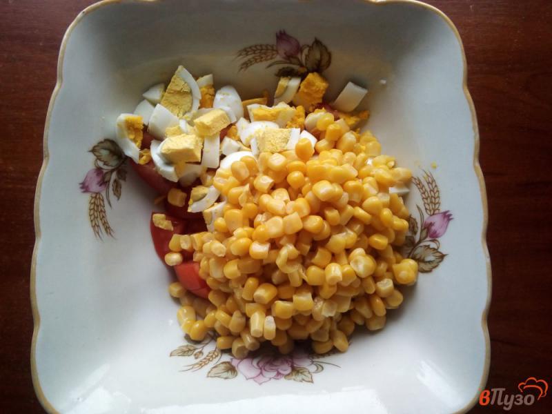 Фото приготовление рецепта: Салат из помидоров и кукурузы шаг №3