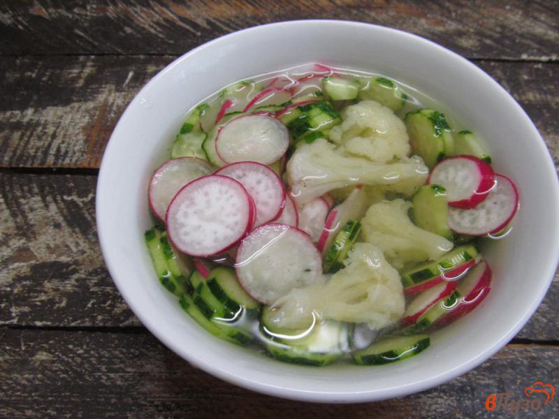 Фото приготовление рецепта: Салат из цветной капусты с редисом и огурцом шаг №3