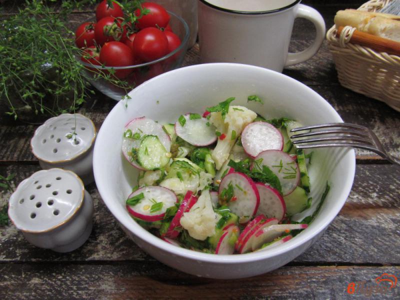Фото приготовление рецепта: Салат из цветной капусты с редисом и огурцом шаг №6