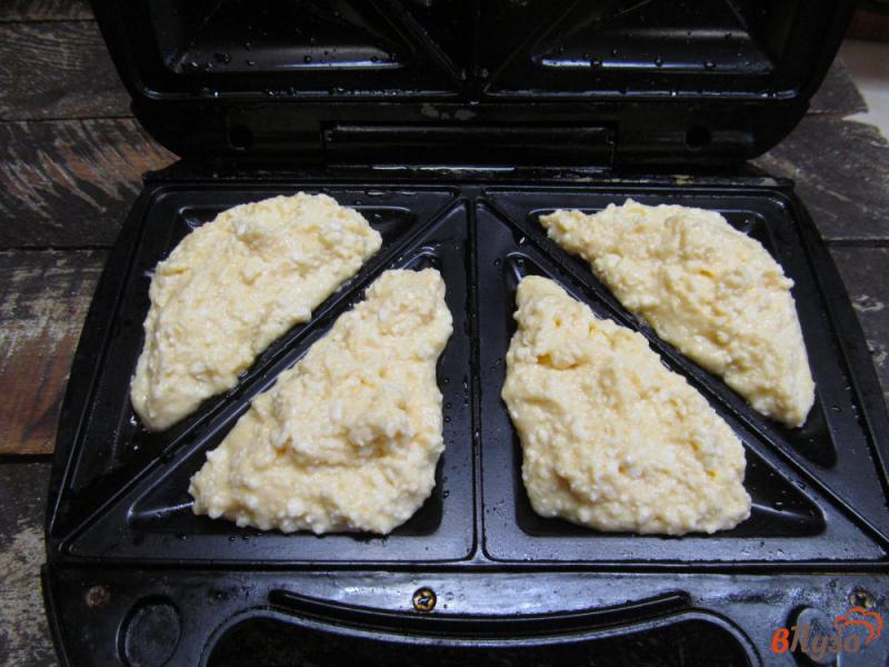 Фото приготовление рецепта: Сырники в бутерброднице шаг №4