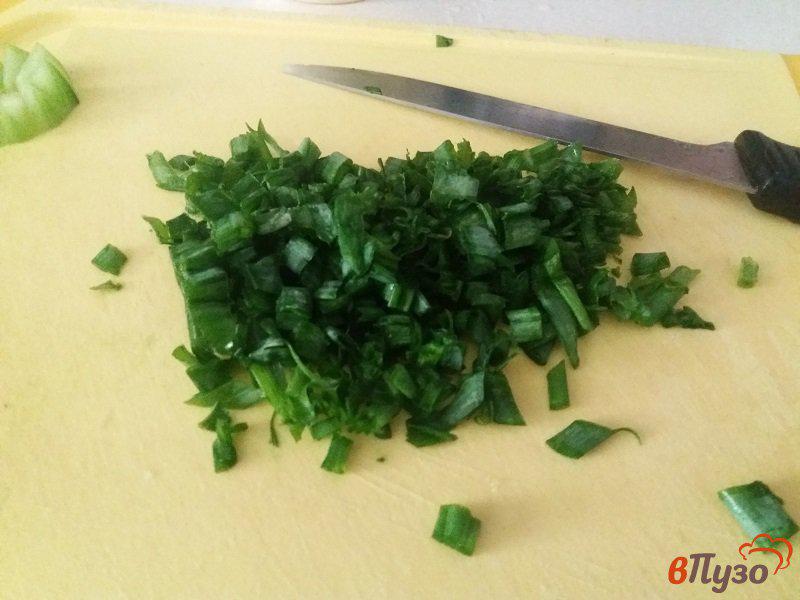 Фото приготовление рецепта: Салат весенний из редиски и огурцов шаг №4