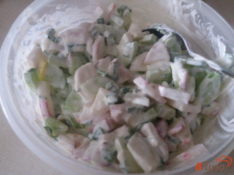 Фото приготовление рецепта: Салат весенний из редиски и огурцов шаг №7